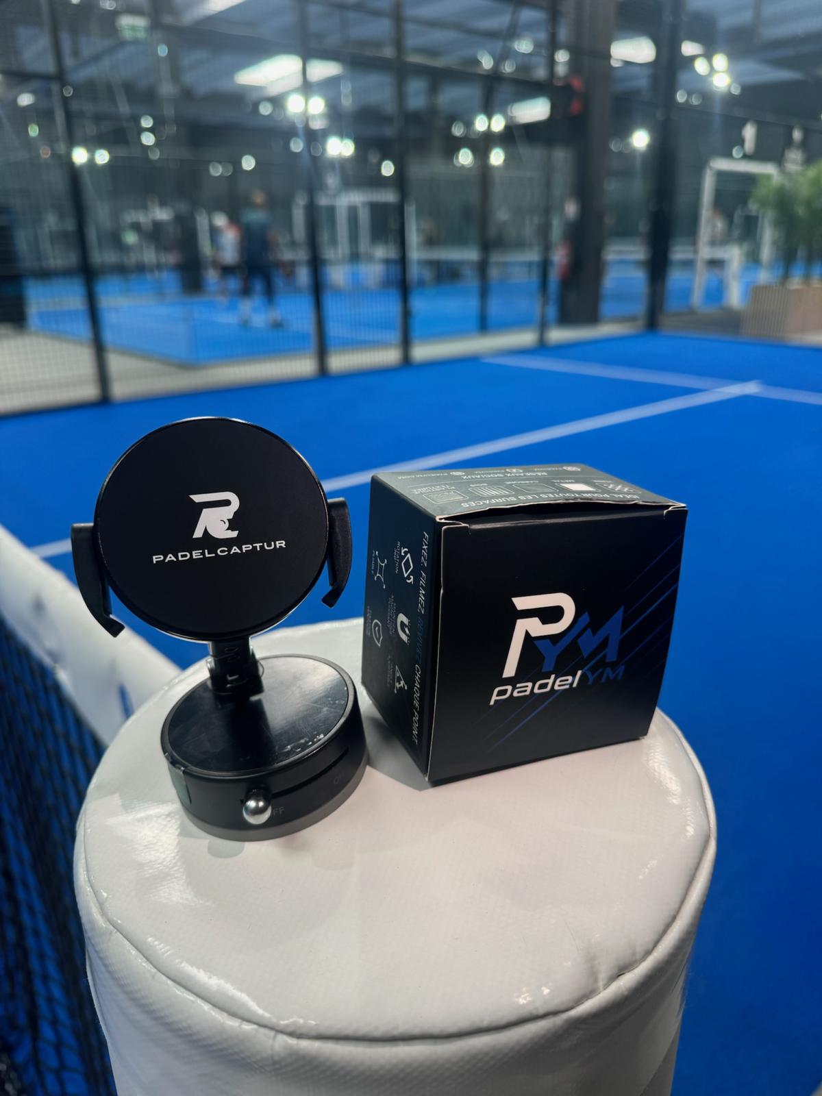 PADELCAPTUR fixé sur la grille d'un terrain de padel