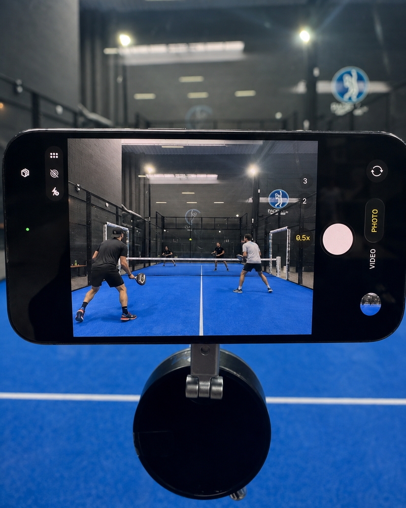 Smartphone sur PADELCAPTUR filmant un match de padel à 4 joueurs