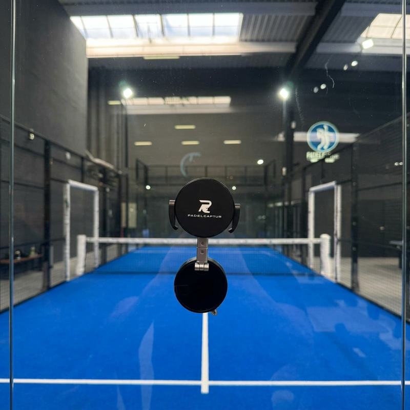 PADELCAPTUR fixé sur la paroi vitrée d'un terrain de padel