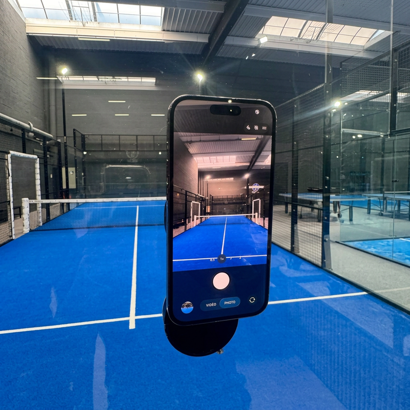 Smartphone fixé sur le PADELCAPTUR filmant un terrain de padel